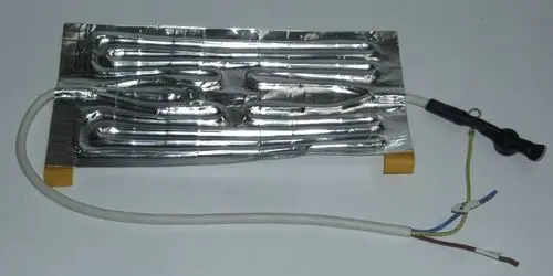 Daikin-Heizelement aus Aluminium mit elektrischen Anschlüssen. Flache Bauform mit langen, geschwungenen Rohrleitungen, geeignet für Heizsysteme.